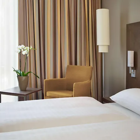 מלון Intercityhotel