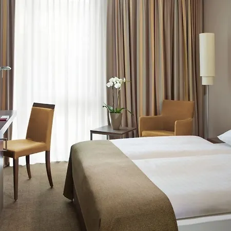 מלון Intercityhotel 4*